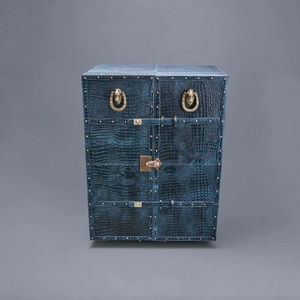 Coffret de rangement et armoire vintage en cuir écologique moderne pour outils, bouteilles de vin, verres et autres articles - Product Image 1