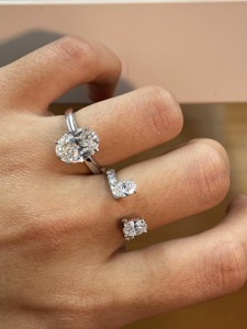 แหวนเพชรทรงรีเพาะเลี้ยงในห้องปฏิบัติการ รับรองโดย IGI ดีไซน์เรียบหรู แหวนหมั้นและแหวนแต่งงานแบบซ้อนกันได้ 3 กะรัต ทองคำแท้ 14K ชุดเครื่องประดับ - Product Image 3