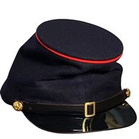 Reproducción de una gorra Kepi de artillería de la Guerra Civil Estadounidense con un distintivo cúpula roja, una banda gris oscuro y una visera de cuero negro.