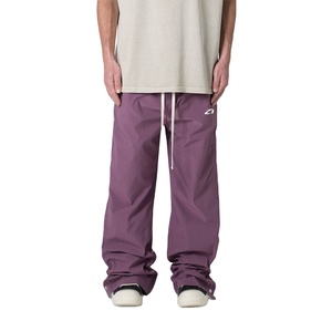 กางเกงไนลอนผู้ชายแบบกระดุมแป๊กเปิดด้านข้าง ทรงหลวม ตรง สไตล์ลำลอง สตรีทแวร์ รับผลิตจำนวนมาก แบบ OEM ตามสั่ง - Product Image 1