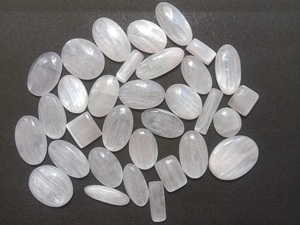 พลอยเซเลไนต์สีขาวธรรมชาติ 100% คุณภาพสูง รูปทรงคาโบชอง สำหรับการทำเครื่องประดับและการทำสมาธิ สินค้ามาใหม่ - Product Image 2