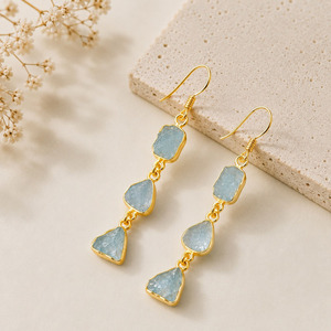 Boucles d'oreilles pendantes longues en aquamarine naturelle brute avec monture en or, bijoux de guérison en cristal brut, cadeau pour l'amour - Product Image 1