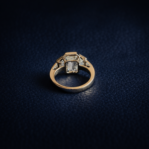 Anillo de Tres Piedras con Diamante Cultivado en Laboratorio con Corte Esmeralda, Oro Sólido de 14 Quilates, Clásico para Mujer, Certificado por IGI - Product Image 4