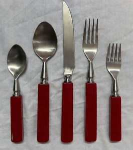 Ensemble de couverts de design haut de gamme en acier inoxydable avec manche en résine, finition dorée, 5 pièces, à un prix très raisonnable - Product Image 2