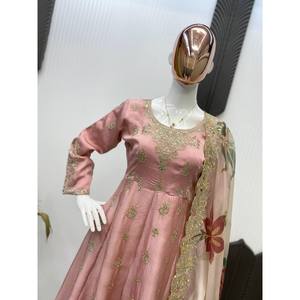 Hermoso Salwar Kameez de Seda para Fiesta con Falda y Dupatta - Product Image 2