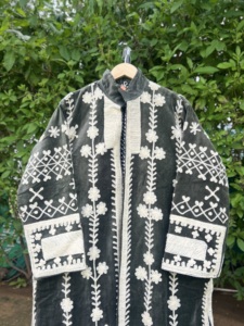 Abrigo Largo de Terciopelo Bordado a Mano de Lujo para Mujer |   Ropa de Invierno de Primera Calidad |   Chaqueta Bomber de Moda Artesanal |   Algodón - Product Image 2
