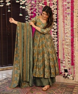Robe de travail en rayonne imprimée effet slub RICH LOOK avec dupatta, tenue de fête, prix de gros, vêtement ethnique vert foncé - Product Image 1