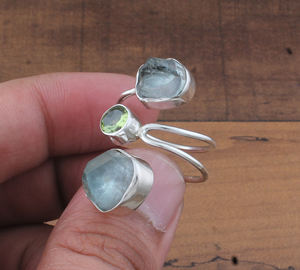 แหวนเงินแท้ 925 ประดับพลอยบลูโทแพซธรรมชาติ ดีไซน์คลาสสิกสำหรับงานแต่งงานและงานปาร์ตี้ แบบครึ่งวง ประดับพลอยหลายเม็ด สำหรับผู้หญิง - Product Image 4