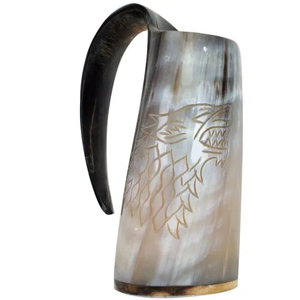 Moderna taza de cuerno hecha de una sola pieza de cuerno sólido, diseñada para una sensación robusta y un estilo vikingo realista. - Product Image 1