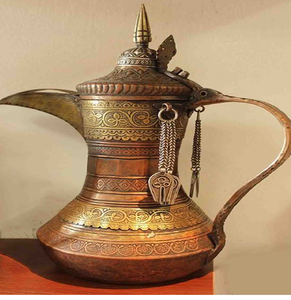 Cafetière Dallah antique en métal, ornée de motifs gravés complexes et de chaînes traditionnelles, à prix de gros. - Product Image 1