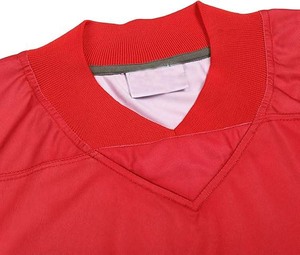 เสื้อฟุตบอลคอวีไล่เฉดสีแดงถึงดำสำหรับผู้ชาย แขนสั้น ผ้าโพลีเอสเตอร์ซับเหงื่อ ระบายอากาศได้ดี ทรงปกติ - Product Image 5