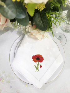 Serviettes de table en tissu classiques personnalisées, brodées de fleurs de coquelicot rouges, 50x50cm, en coton fait main avec ourlet festonné, pour la maison et l'hôtel - Product Image 4