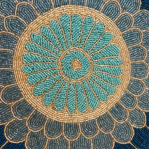 Sous-plat décoratif artisanal de luxe perlé à motifs floraux, écologique, bleu, 14 pouces - Product Image 2