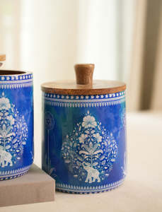 Pot de rangement en céramique bleue avec couvercle en bois, design hermétique pour collations et fruits, motif oriental, fait main sous glaçure - Product Image 2