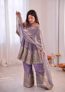 Conjunto Étnico para Mujer con Top de Seda Fandy Pesada con Lentejuelas de 5mm y Bordado, Mangas Largas, Sharara Palazzo y Dupatta a Juego - Product Image 5