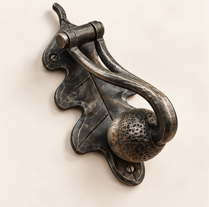 Vintage donkere metalen eikeldeurklopper met eikenblad achterplaat, rustieke traditionele decoratieve deurbeslag voor de entree. - Product Image 3