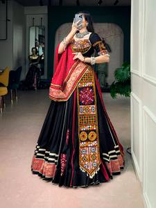 Conjunto de Lehenga Choli listo para usar, especial para Navratri, con bordado Kutchi de diseñador, detalles de encaje jacquard en el borde y tela de rayón. - Product Image 3