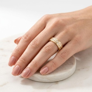 Bague Cigare Unisexe en Or Massif avec Diamant de Laboratoire Rond Certifié IGI 1,90 CT Couleur E Pureté VVS, Sertie en Bezel, pour Mariage - Product Image 5