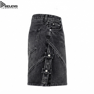 Jorts en jean multi-poches personnalisés, style Y2K délavé foncé, avec empiècements angulaires et accessoires métalliques - Product Image 4