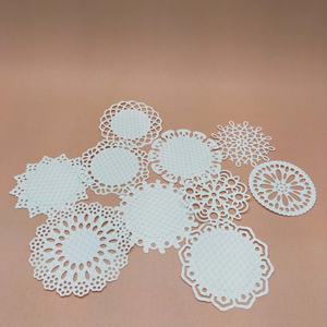 Accessoires pour maison de poupée miniature 1:12, napperons ronds en papier dentelle classique délicat sculpté pour mini décoration - Product Image 1