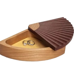 Boîte à bagues en bois de style éventail Porte-bague de fiançailles personnalisé Unique Boîte de proposition de mariage personnalisée élégante - Product Image 1