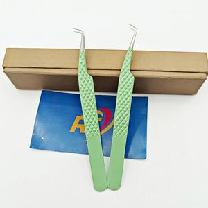 Pinzas Profesionales de Color Verde Mate con Mango Antideslizante de Diamante y Ángulo de 90 Grados para Crear Abanicos Perfectos, con Agarre Fuerte y Caja - Product Image 3