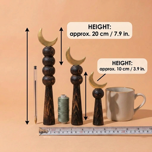 Ensemble de sculptures artisanales en bois teinté foncé en forme de croissant de lune, avec sphères empilées et bases coniques, pour décoration arabe - Product Image 3