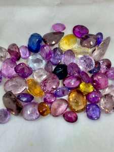 พลอยแซฟไฟร์หลากสีธรรมชาติ รูปทรงบริลเลียนท์ ได้รับการรับรองจาก IGI ผ่านการอบสีเพื่อเพิ่มสีสัน จากรัฐราชสถาน สำหรับแหวนสั่งทำพิเศษ - Product Image 2