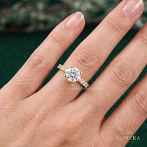 Anillo de Compromiso Clásico para Mujer con Diamante Cultivado en Laboratorio, Corte Brillante Redondo, Banda Pavé de 11 Lados, Elegante y Atemporal - Product Image 6