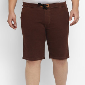 Shorts Bermuda pour homme en tissu uni marron avec cordon de serrage à la taille et poches, style décontracté - Product Image 1