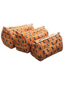 Bolsa de Cosméticos Acolchada con Estampado Floral Naranja Vibrante |   Bolsa de Maquillaje de Algodón Hecha a Mano con Lámina Impermeable |   Maestro Obsequio de Viaje para Artículos de Aseo - Product Image 3