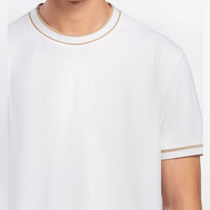 ผู้ผลิตเสื้อผ้าแบบ OEM/ODM เสื้อยืดทรงปกติสำหรับฤดูร้อน เสื้อผ้าแฟชั่นสำหรับกิจกรรมกลางแจ้ง ผ้าไหม/ผ้าฝ้าย เสื้อยืดเนื้อหนัก 220 กรัม - Product Image 6