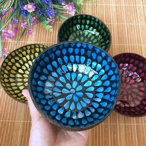 Elegante Tazón Decorativo de Coco Grabado, Hecho a Mano y Pintado a Mano, para Uso en el Hogar, Cocina o como Regalo - Product Image 4