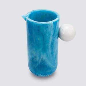 Pichet en résine bleue, design moderne et luxueux, compatible lave-vaisselle, écologique, durable, idéal pour les fêtes, le vin, la bière et les boissons - Product Image 6