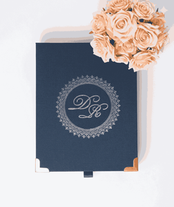 Caja de Invitación de Boda Duallush Jacqueline Azul Marino, Tablero de MDF de 5x7 Pulgadas con Monograma en Lámina Plateada y Esquinas Metálicas - Product Image 1