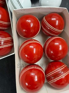 Pelota de Cricket de Cuero Roja Resistente al Por Mayor, 156 g, Pelota Especial para Partidos, Logotipo Personalizado, Suministro Directo de Fábrica - Product Image 4