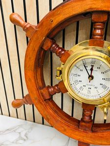 Horloge murale nautique vintage en bois antique de 18 pouces avec hublot et roue de bateau polie pour la décoration de la maison et du bureau - Product Image 3