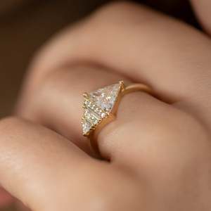 Bague unisexe plaquée or 14 carats avec diamant taillé en triangle et diamants de laboratoire certifiés IGI, style classique de fiançailles - Product Image 2