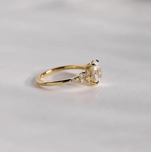 แหวนหมั้นมอสซาไนต์ทรงรีประดับเพชรทรงดอกไม้ด้านข้าง แหวนทอง 14K แหวนแต่งงานดีไซน์เรียบหรูที่ได้รับแรงบันดาลใจจากธรรมชาติ - Product Image 2