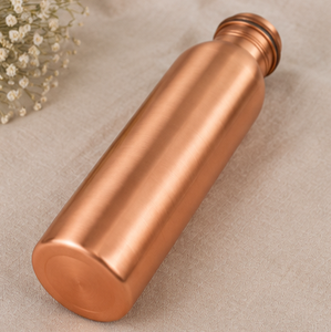 Bouteille d'eau en cuivre artisanale CopperSmith, finition satinée élégante, polissage métallique, bouteille ayurvédique pour boire - Product Image 6
