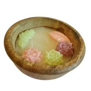 Vela artesanal en tazón de madera con incrustaciones de flores pastel flotando en cera de soja cremosa, fragancia romántica decorativa para el hogar. - Product Image 3