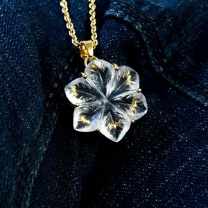 Collar con colgante de flor de cuarzo cristalino AAA para mujer, colgante de flor de cristal tallado a mano, hecho a mano. - Product Image 6