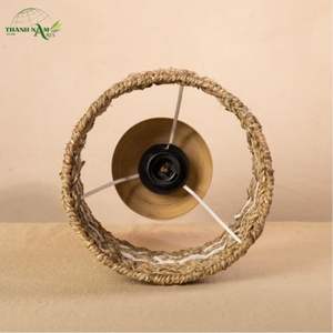 โคมไฟตั้งโต๊ะทำมือสไตล์มินิมอลทันสมัยจากไม้ไผ่ธรรมชาติและหญ้าทะเล พร้อมฝาครอบโคมไฟและฐานเคลือบเงา - Product Image 6