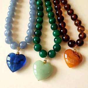 Collier pendentif cœur en résine fait main, perles brunes, thème amour Saint-Valentin, bijoux artisanaux en résine - Product Image 6
