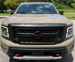 Camioneta Usada Shining 2024 Titan PRO-4X, Cabina Doble, 4x4, Asientos de Cuero, Paquete Eléctrico, Navegación Bluetooth, Ruedas Premium, Volante a la Izquierda, Color Oscuro - Product Image 1