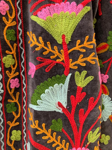 Veste d'hiver unisexe vintage noire avec motif Suzani brodé de fleurs en coton rempli de vêtements d'extérieur ethniques chics - Product Image 4