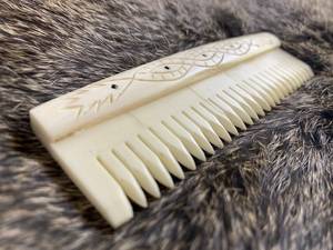 Peigne à cheveux personnalisable en corne de buffle, incrustation d'os animal sculpté, écologique, design imitation antique, technique de fabrication de style porte - Product Image 1