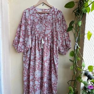 เดรสแม็กซี่ลำลองพิมพ์ลายด้วยมือ ผ้าฝ้ายอินเดีย คอกลม แขนทรงบอลลูน ปักลายดอกไม้ เดรสยาว - Product Image 1