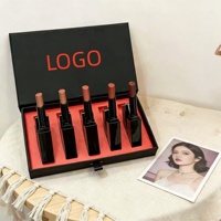 L'usine propose une nouvelle gamme de rouges à lèvres fins en tube, en coffret de cinq pièces, résistants à l'eau et préservant la couleur.