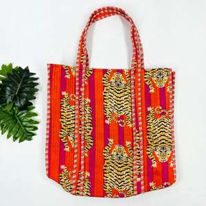 Bolso Tote Acolchado de Algodón Estilo Boho con Estampado de Leopardo Naranja y Asas Largas para el Hombro con Diseño a Rayas - Product Image 1